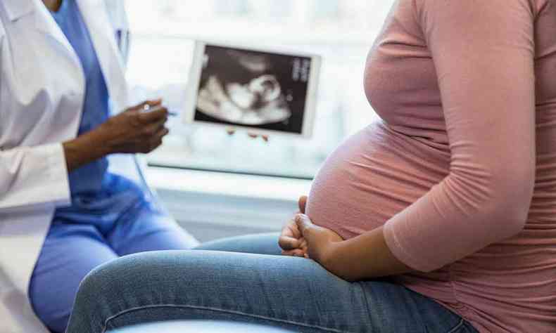 Mulher grvida est de perfil durante exame pr-natal 