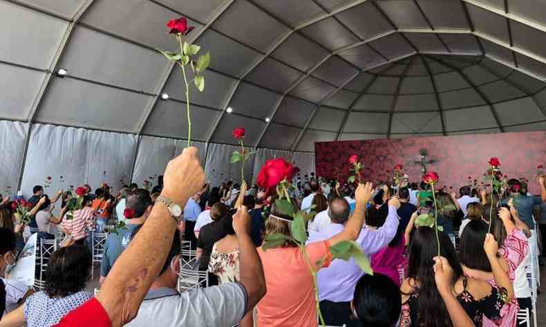 Pessoas segurando rosas