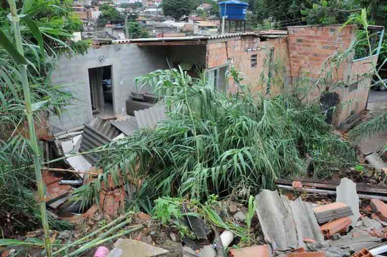 No Bairro Nova Cintra, barranco cedeu e destruiu parte de uma casa, deixando quatro feridos(foto: Paulo Filgueiras/Em/D.A Press )