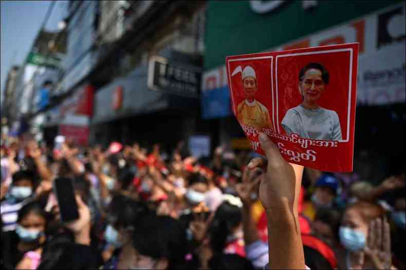 Em Yangon, capital econmica do pas, quase 3.000 pessoas, a maioria jovens, protestaram neste sbado perto de uma universidade(foto: AFP)