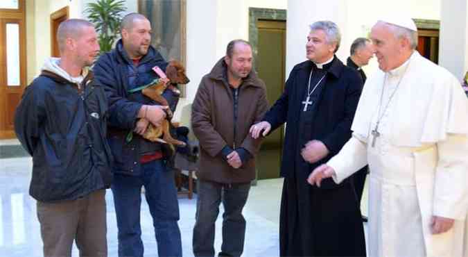 Papa Francisco junto aos sem tetos convidados para o caf da manh de seu aniversrio (foto: AFP PHOTO / OSSERVATORE ROMANO)