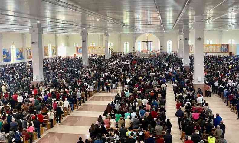 Vista de dentro do Santuário, onde uma multidão participa da Missa das Rosas 
