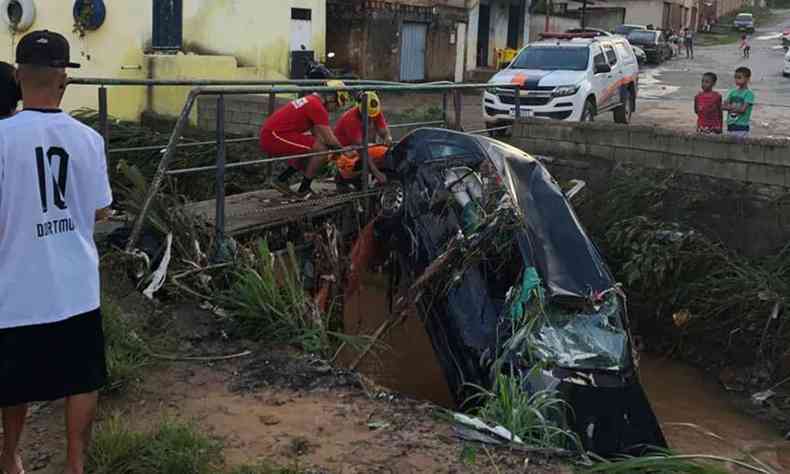 Carro arrastado em Santa Luzia