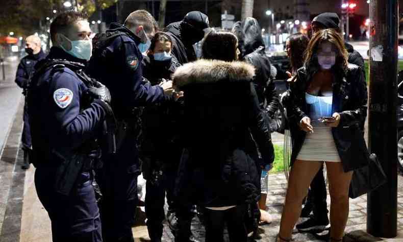Policiais franceses acabam com aglomerações em festas e multam infratores em Paris(foto: Thomas Coex/AFP)