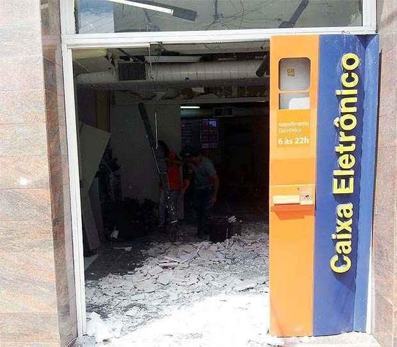 Nesta madrugada, um caixa eletr�nico foi explodido em Pitangui, no Centro-Oeste de MG(foto: Vin�cius Rangel/TV Alterosa)