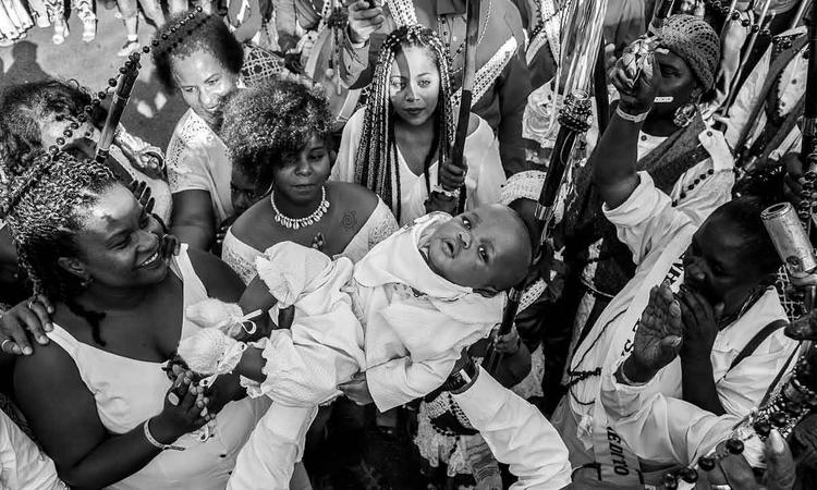 Grupo de mulheres negras exibe beb negro em fotografia assinada por Patrick Arley