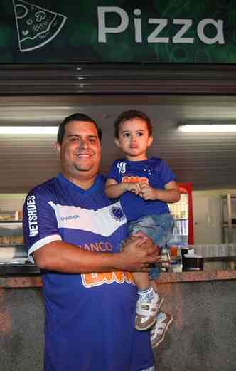 Cludio Rogrio Alves dos Reis consome dentro do estdio porque vai com o filho, Bernardo(foto: Joao Miranda/Esp. EM/D.A Press)