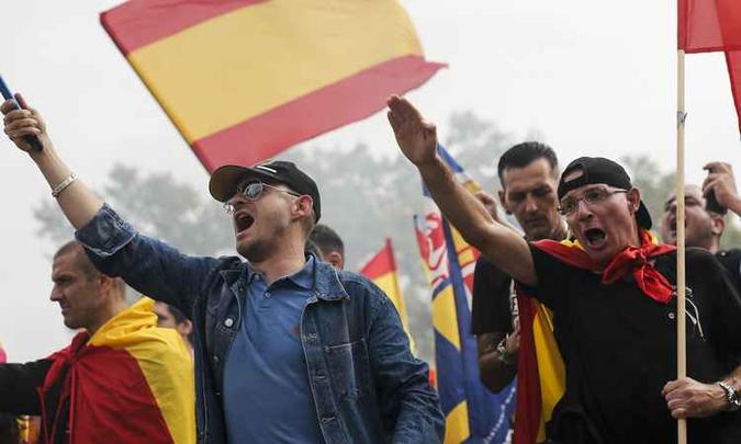 Manifestação anti-separatista de extrema direita no Dia da Hispanidade em Barcelona (foto: PAU BARRENA/AFP) Manifestação anti-separatista de extrema direita no Dia da Hispanidade em Barcelona (foto: PAU BARRENA/AFP)