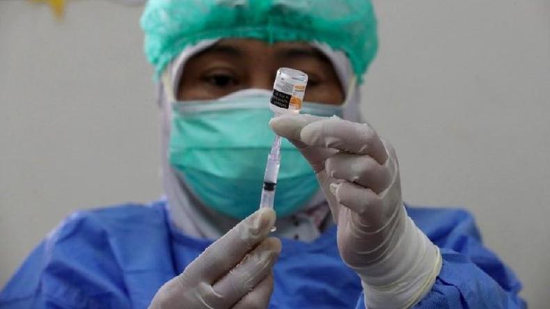 Profissional de sade prepara uma dose da vacina CoronaVac na Indonsia