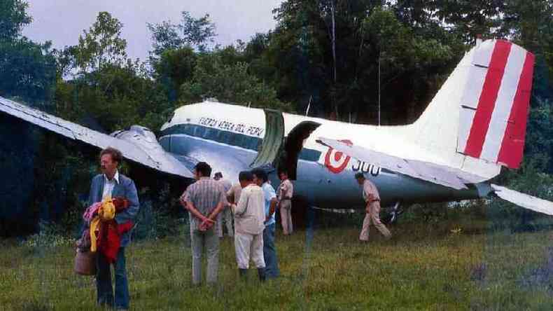 O marido de Holly, Fitz, em frente ao avio acidentado na selva peruana %u2014 o primeiro incidente da lua de mel do casal(foto: Holly Fitzgerald)