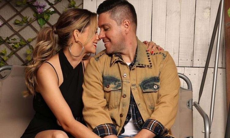 Dupla sertaneja Maria Cecilia e Rodolfo se beija