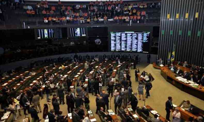 Deputados debatem projeto que reajusta o FGTS pelo ndice da poupana. Votao deve ocorrer ainda hoje(foto: Valter Campanato/Agncia Brasil)