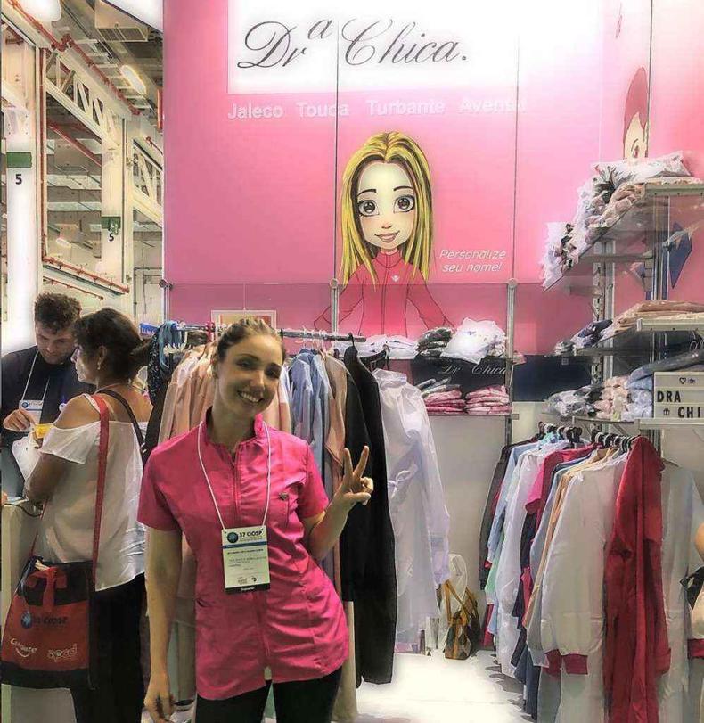 Stand da Dra. Chica no CIOSP (Reprodução / Instagram) Stand da Dra. Chica no CIOSP (Reprodução / Instagram)