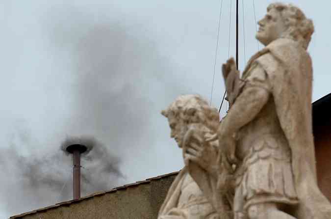 s 11h47 no horrio local, a fumaa foi vista saindo do Vaticano(foto: VINCENZO PINTO VINCENZO PINTO / AFP)