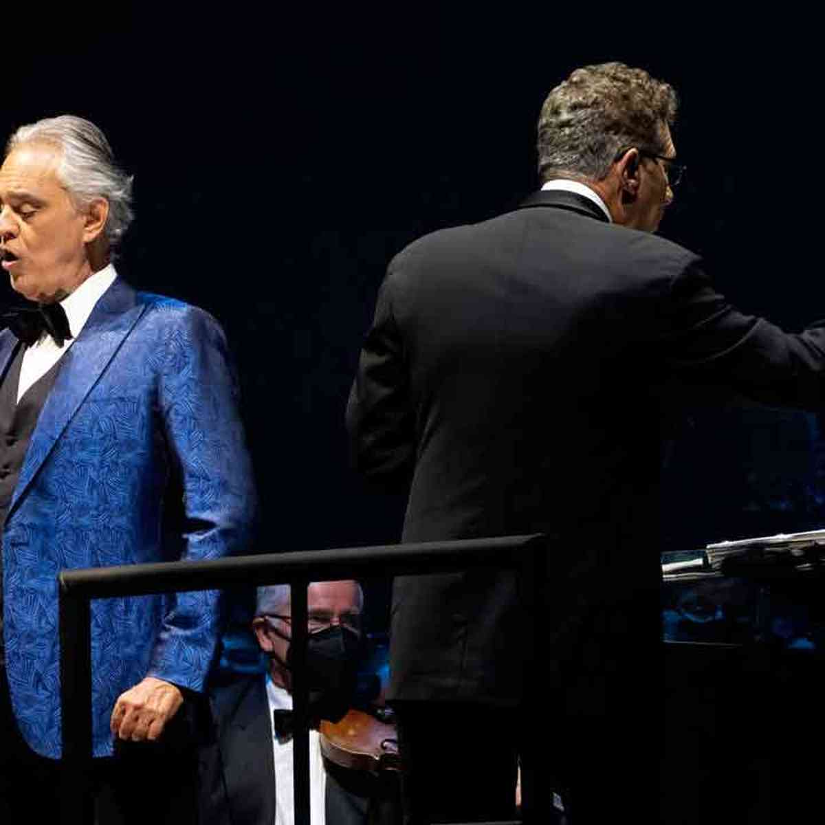 Andrea Bocelli canta en varios idiomas!