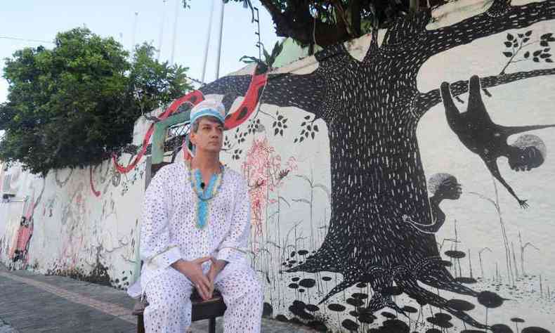 Tateto Kkisi Ria Yalemi, zelador do Centro Espírita São Sebastião, diante do grafite de Cata Preta: 'É uma maneira de trazer a umbanda para fora dos portões do terreiros'(foto: Leandro Couri/EM/D.A Press)