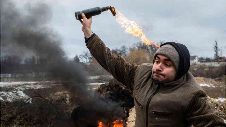 Civil  treinado a usar coquetel molotov