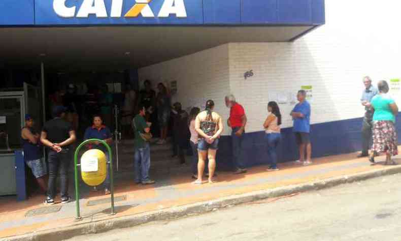 Moradores fizeram longas filas em bancos e casa lotricas nesta quarta-feira em Brumadinho(foto: Prefeitura Municipal de Brumadinho/Reproduo)