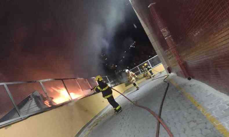 Galpo que pegou fogo no estava alugado, segundo proprietrio(foto: Divulgao/Corpo de Bombeiros)