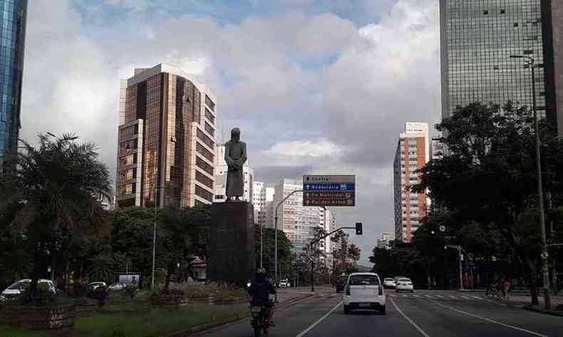 Manh de cu parcialmente nublado na capital. Na foto, trecho da Avenida Afonso Pena, prximo  Praa Tiradentes(foto: Jair Amaral/EM/DA Press)