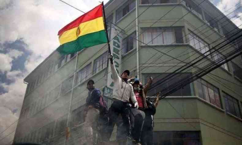 Cocaleros erguem bandeira da Bolvia em La Paz