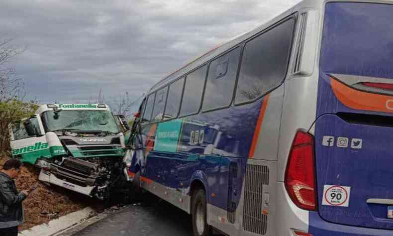 Ônibus bate de frente com van na BR-251 e deixa dois mortos e 10 feridos