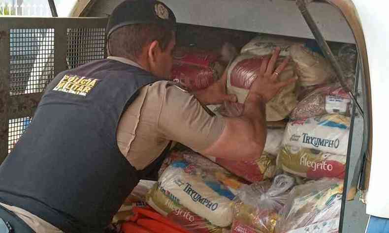 A Polcia Militar realiza a entrega de 180 cestas bsicas  populao de Matozinhos