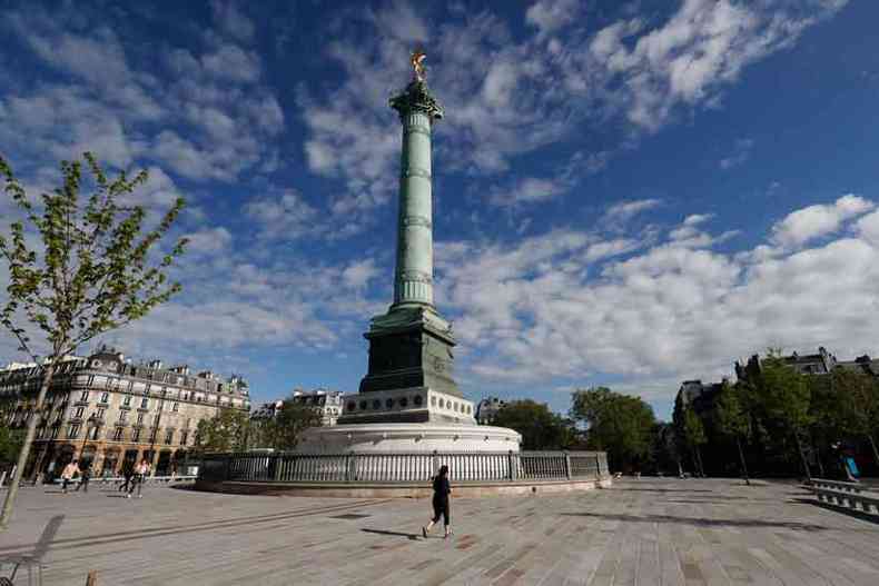 Praa da Bastilha, em Paris, vazia neste sbado(foto: FRANCOIS GUILLOT / AFP)