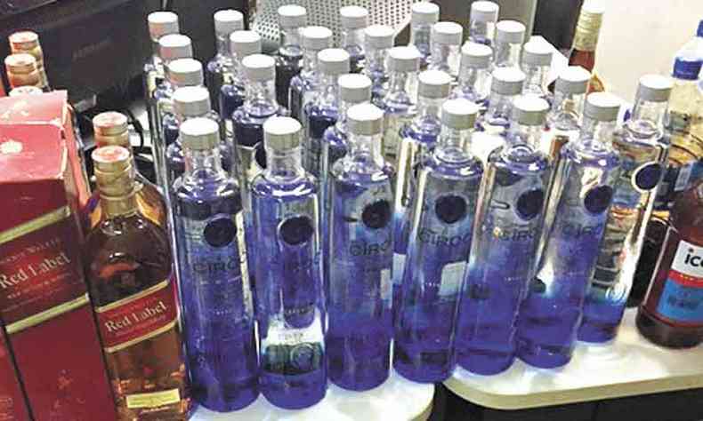  Laboratrio de falsificao de bebidas alcolicas como usques e vodkas fechado pela polcia militar mineira em Contagem(foto: PMMG/Divulgao)