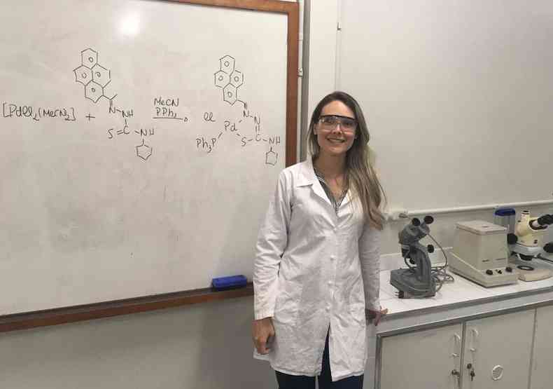 Carolina Oliveira, professora do Instituto de Qumica da Universidade Federal de Uberlndia (UFU), na sala de aula
