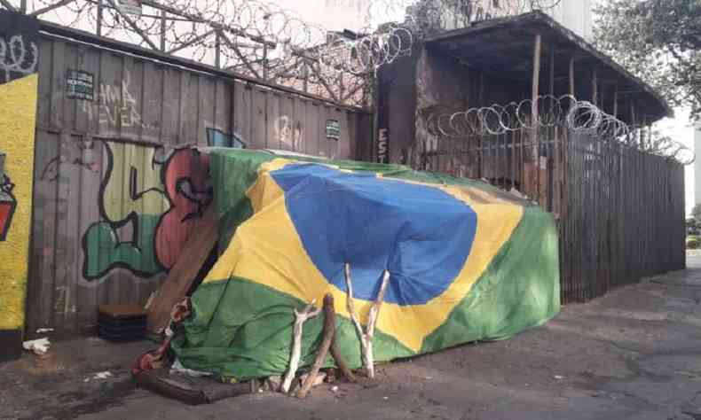 Bandeira brasileira de 20 metros de largura cobre o barraco do morador de rua(foto: Jair Amaral/EM/D.A Press)