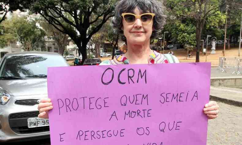 Na foto, Cristina Gouveia segura um cartaz denunciando o CRM-MG