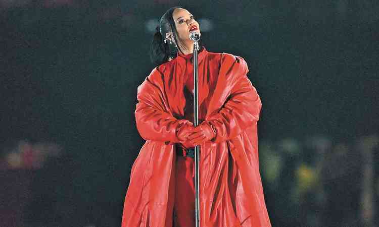 Vestida de vermelho, a cantora Rihanna se apresenta no intervalo do Super Bow em Glendale, no Arizona
