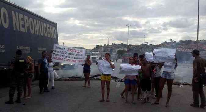 Cartazes tm pedido de Justia, cobrando respostas sobre morte de trs jovens da regio(foto: Sidney Lopes/EM DA Press)