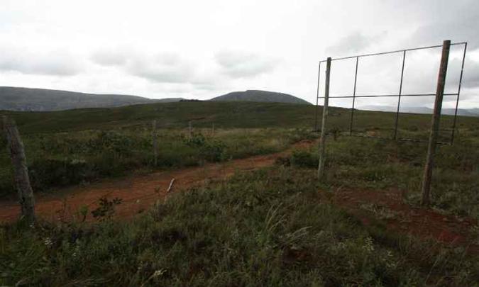 Cerca rompida nos limites do Parque da Serra do Cipó: tensão com propriedades vizinhas se reflete em cadastro incorreto(foto: Edesio Ferreira/EM/D.A.Press) Cerca rompida nos limites do Parque da Serra do Cipó: tensão com propriedades vizinhas se reflete em cadastro incorreto(foto: Edesio Ferreira/EM/D.A.Press)