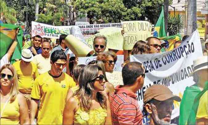MONTES CLAROS - No Norte de Minas, centenas de pessoas foram s ruas protestar contra escndalos de corrupo no Brasil e a presidente Dilma Rousseff (PT)(foto: Luiz Ribeiro/EM/D.A Press)