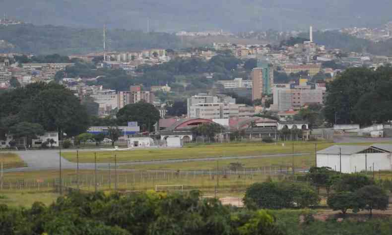 Brasil. Belo Horizonte - MG. Vista da pista do Aeroporto Carlos Prates, a partir do Bairro Jardim Alvorada.