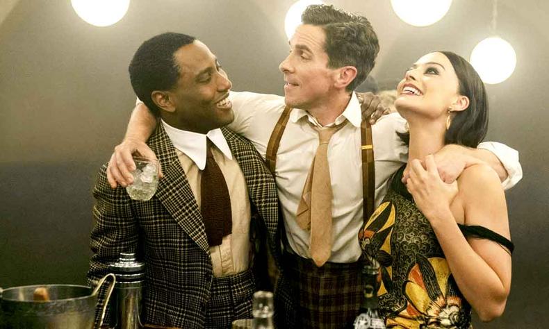 Filme ambientado nos anos 1930 tem trama rocambolesca e tenta misturar todos os g Os atores John David Washington, Margot Robbie e Christian Bale se abra