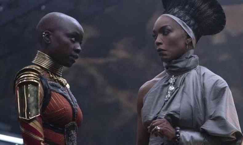 As atrizes Angela Bassett e Danai Gurira se encaram em cena do filme Wakanda Para Sempre, caracterizadas 
