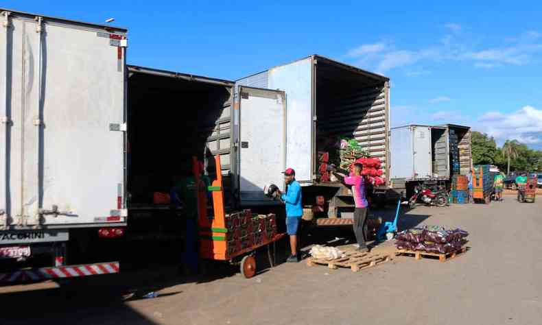 Agricultores da regio descarregam seus produtos na Ceanorte, em Montes Claros