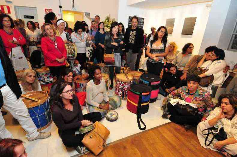 No fim da noite, msicos se revezaram no violo e o grupo Tambores de Minas se encarregou da percusso enquanto o corpo de cantor e compositor era velado