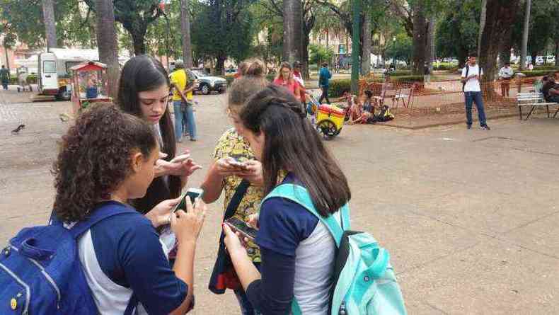 Praa da Liberdade est tomada por estudantes nesta quinta-feira(foto: Leandro Couri/EM/D.A.Press)
