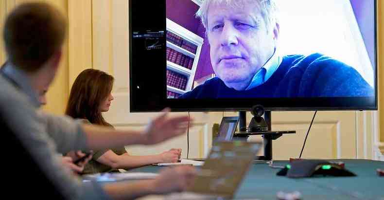 Imagem de Boris Johnson no telo durante reunio com sua equipe, da qual ele participou remotamente, no ltimo dia 28(foto: ANDREW PARSONS)