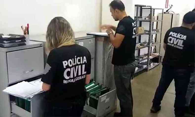 Policiais civis em cumprimento de mandado de busca e apreenso durante as investigaes(foto: Polcia Civil/Divulgao - 27/8/19)