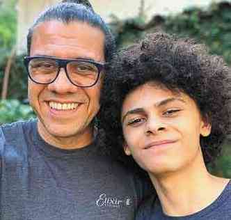 ambos vestindo camiseta cinza e abraados, Hamilton de Holanda e o filho Gabriel fazem selfie 