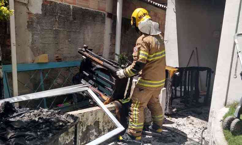 Bombeiro recolhe mveis destrudos pelo fogo(foto: Corpo de Bombeiros/Divulgao)