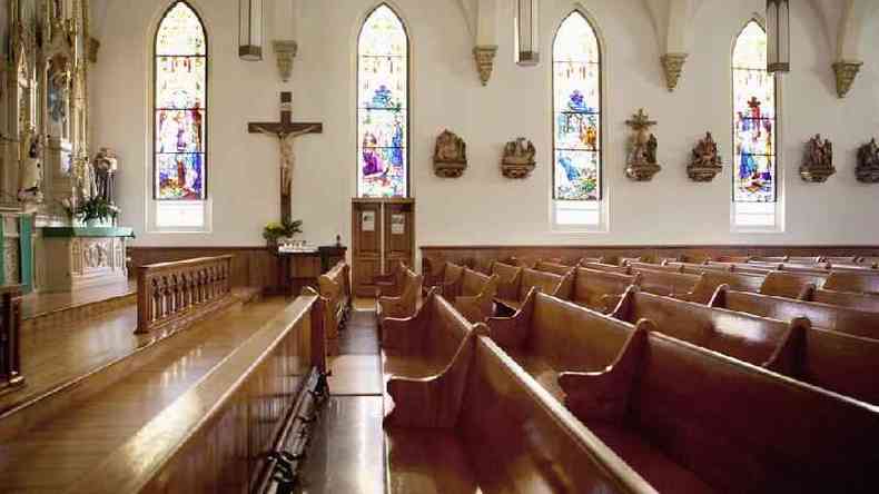 Igreja catlica com bancos vazios