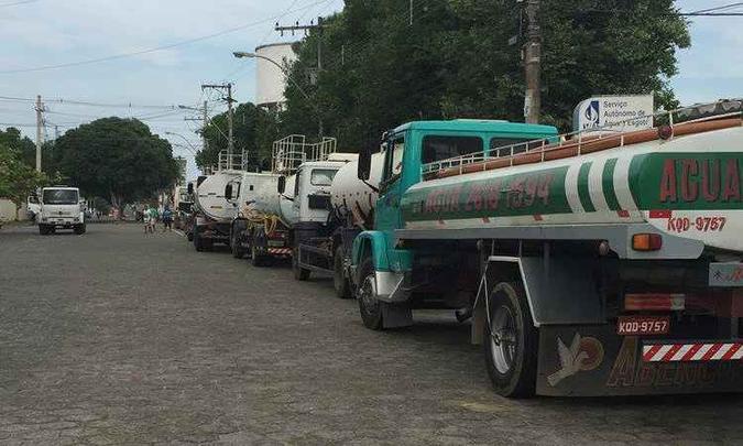 Linhares envia 40 caminhões-pipa com água potável para Colatina(foto: Prefeitura de Linhares/Facebook/Divulgação) Linhares envia 40 caminhões-pipa com água potável para Colatina(foto: Prefeitura de Linhares/Facebook/Divulgação)