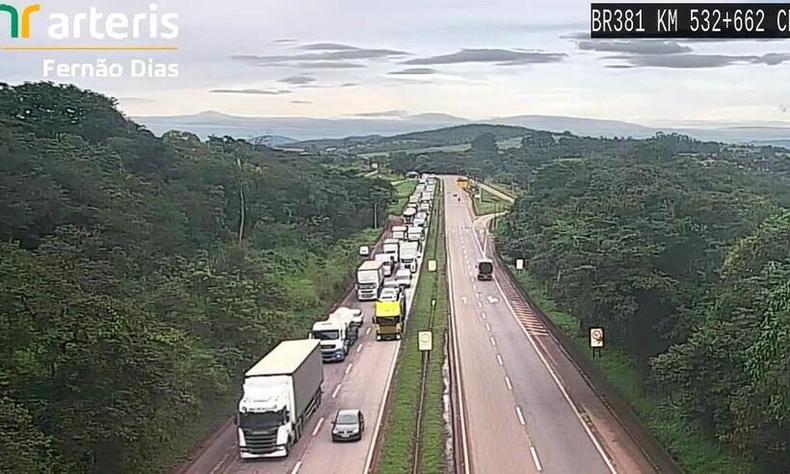 Às 8h45, a faixa da direita foi liberada para o trânsito e há 7 km de engarrafamento(foto: Arteris/Divulgação) trânsito na BR-381