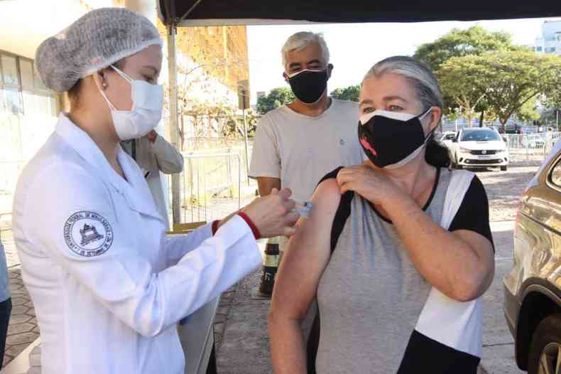 Glucia Vieira, de 55 anos, foi uma das pessoas vacinas nesta quinta (24/6) no posto drive-thru da UFMG(foto: Jair Amaral/EM/D.A Press)